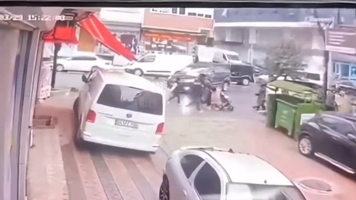 İstanbul'da hafif ticari araç çocuğa çarparak altına aldı: O anlar güvenlik kamerasında