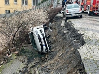 Üsküdar’da yol çöktü: Otomobil çukura devrildi