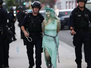 ABD'den özgürlüğün fotoğrafı: "No Kings" gösterilerine polis müdahalesi