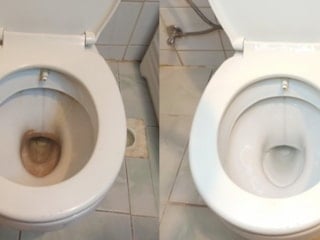 Yılların kirini saniyeler içinde söküp atıyor! İşte klozetleri bembeyaz yapan yöntem