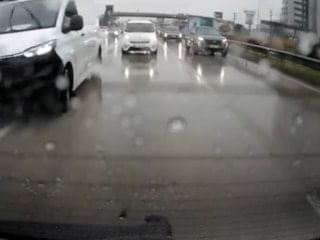 Bursa'da 3 şahıs yol vermediğini iddia ettikleri sürücüyü dövmeye çalıştı