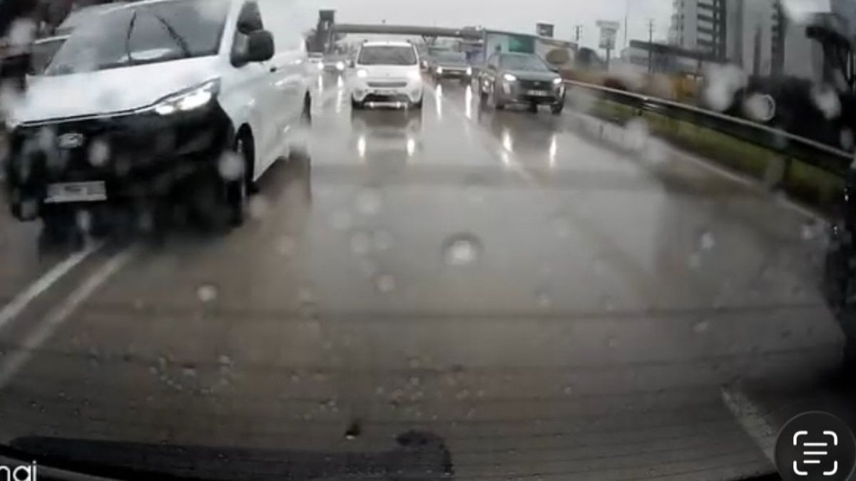 Bursa'da 3 şahıs yol vermediğini iddia ettikleri sürücüyü dövmeye çalıştı