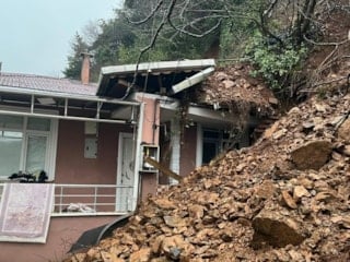 Beykoz’da toprak kayması sonucu tek katlı ev ve otomobil hasar gördü