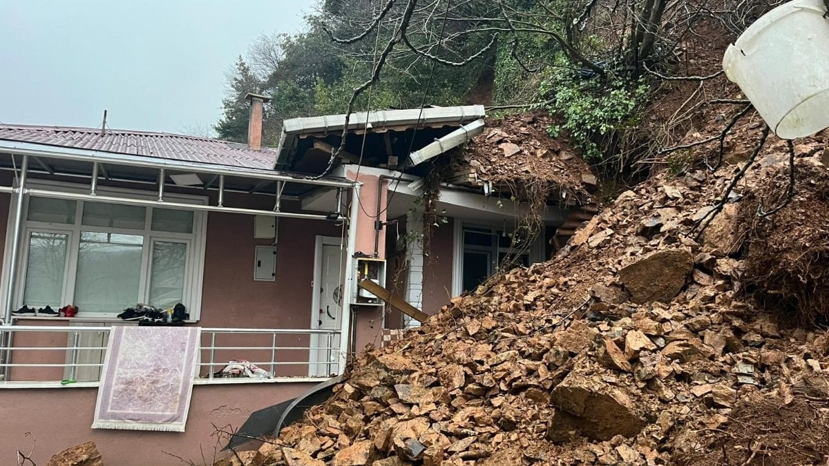 Beykoz’da toprak kayması sonucu tek katlı ev ve otomobil hasar gördü