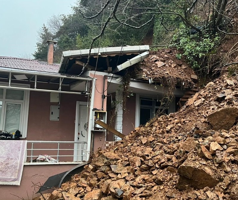 Beykoz’da toprak kayması sonucu tek katlı ev ve otomobil hasar gördü