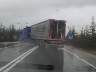 Eskişehir'de tırın çarptığı otomobildeki 1 kişi öldü