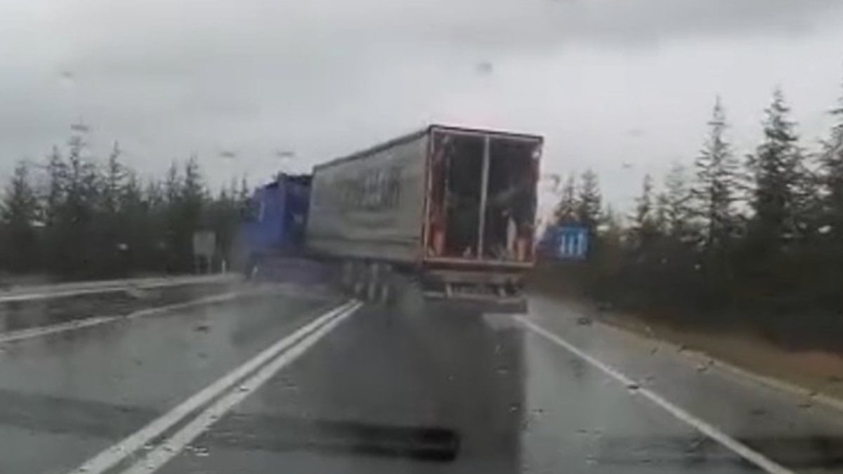 Eskişehir'de tırın çarptığı otomobildeki 1 kişi öldü