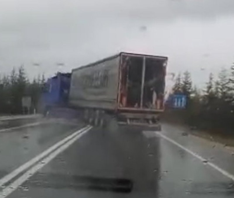 Eskişehir'de tırın çarptığı otomobildeki 1 kişi öldü