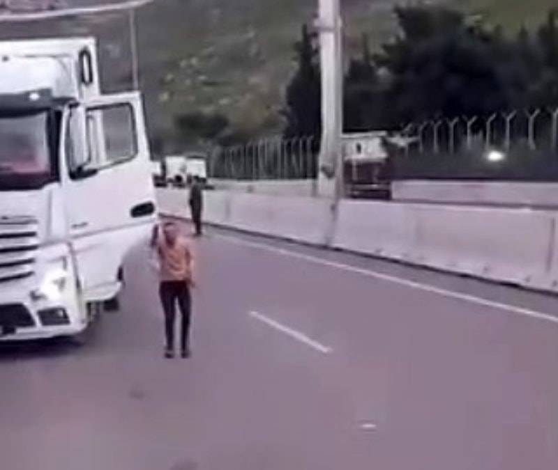 Hatay'da kazaya öfkelenen tır şoförü meslektaşına demir sopayla saldırdı: Aynamı kırdın