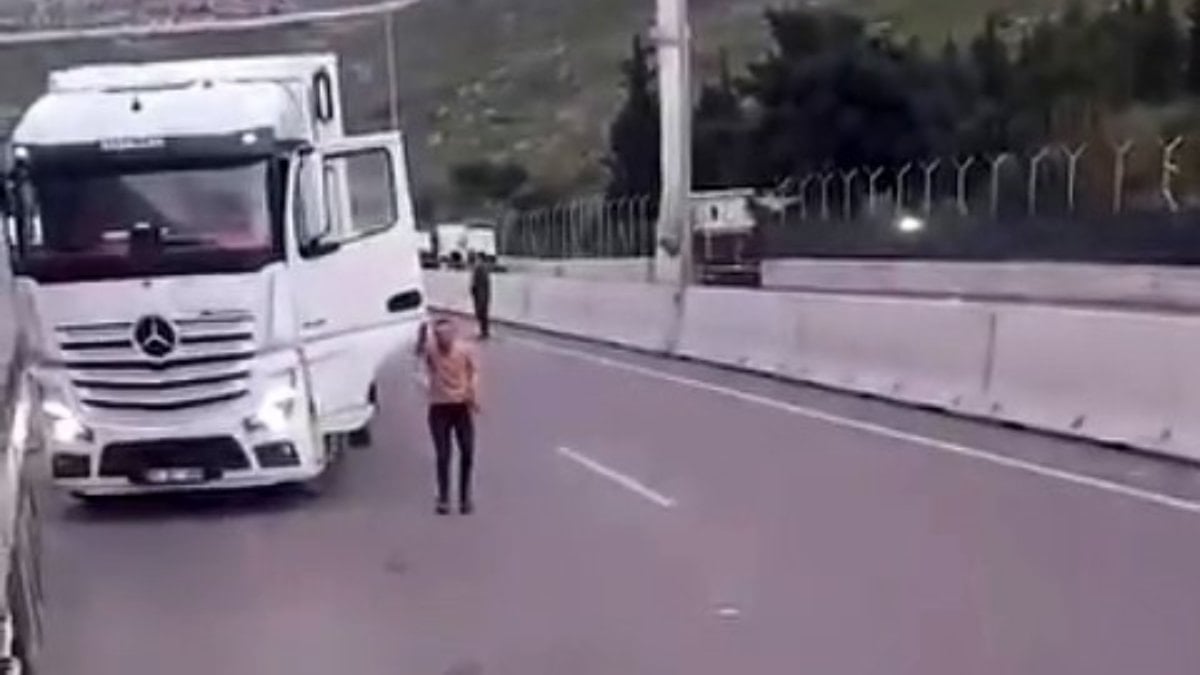 Hatay'da kazaya öfkelenen tır şoförü meslektaşına demir sopayla saldırdı: Aynamı kırdın