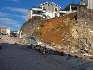 Bursa'da istinat duvarı çöktü: Araç altında kaldı