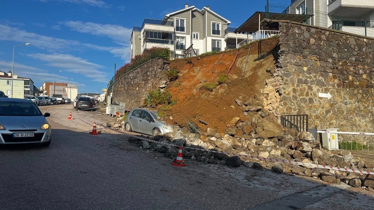 Bursa'da istinat duvarı çöktü: Araç altında kaldı