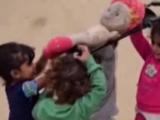 Gazzeli çocukların yürek burkan 'cenaze oyunu'