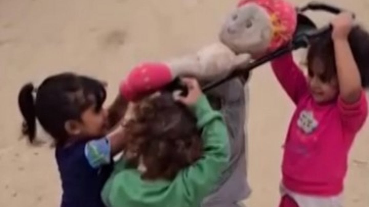 Gazzeli çocukların yürek burkan 'cenaze oyunu'