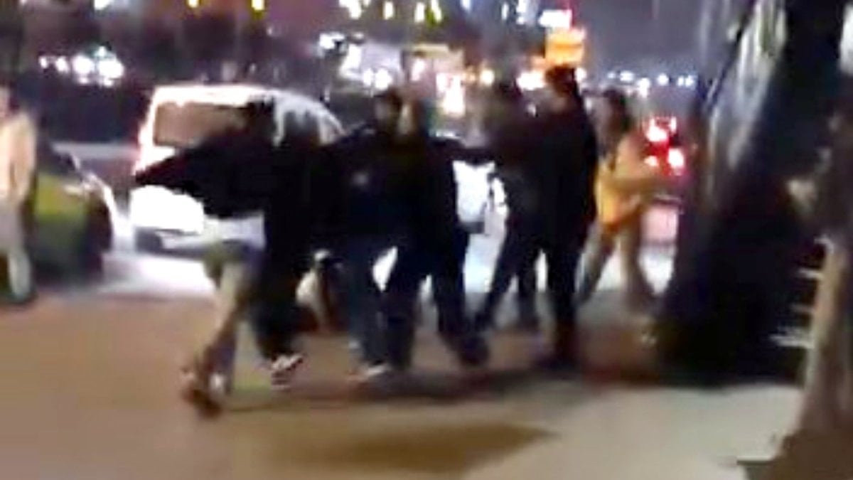 İstanbul'da liselilerin 'laf atma' kavgasında ortalık savaş alanına döndü