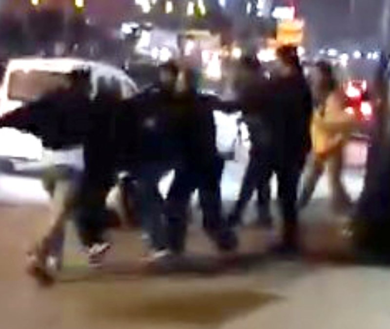 İstanbul'da liselilerin 'laf atma' kavgasında ortalık savaş alanına döndü