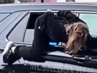 ABD'de kelepçeli kadının polis aracından kaçtığı anlar