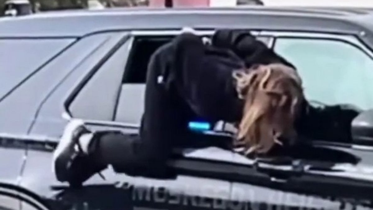 ABD'de kelepçeli kadının polis aracından kaçtığı anlar