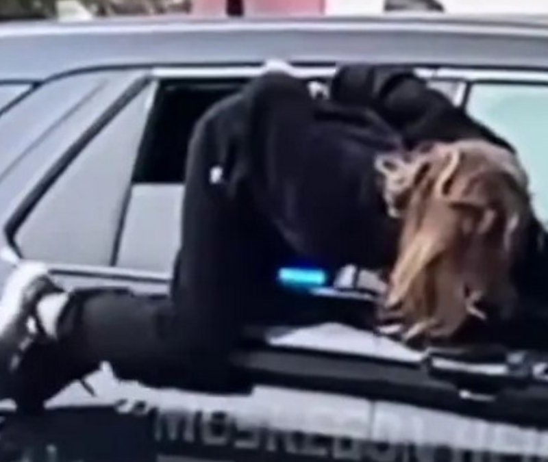 ABD'de kelepçeli kadının polis aracından kaçtığı anlar