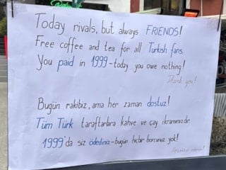 Kosova'da Türk taraftarlara duygulandıran jest: Siz hesabı 1999'da ödediniz!