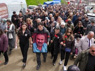 Karadeniz’in güçlü sesi Volkan Konak mezarı başında anıldı