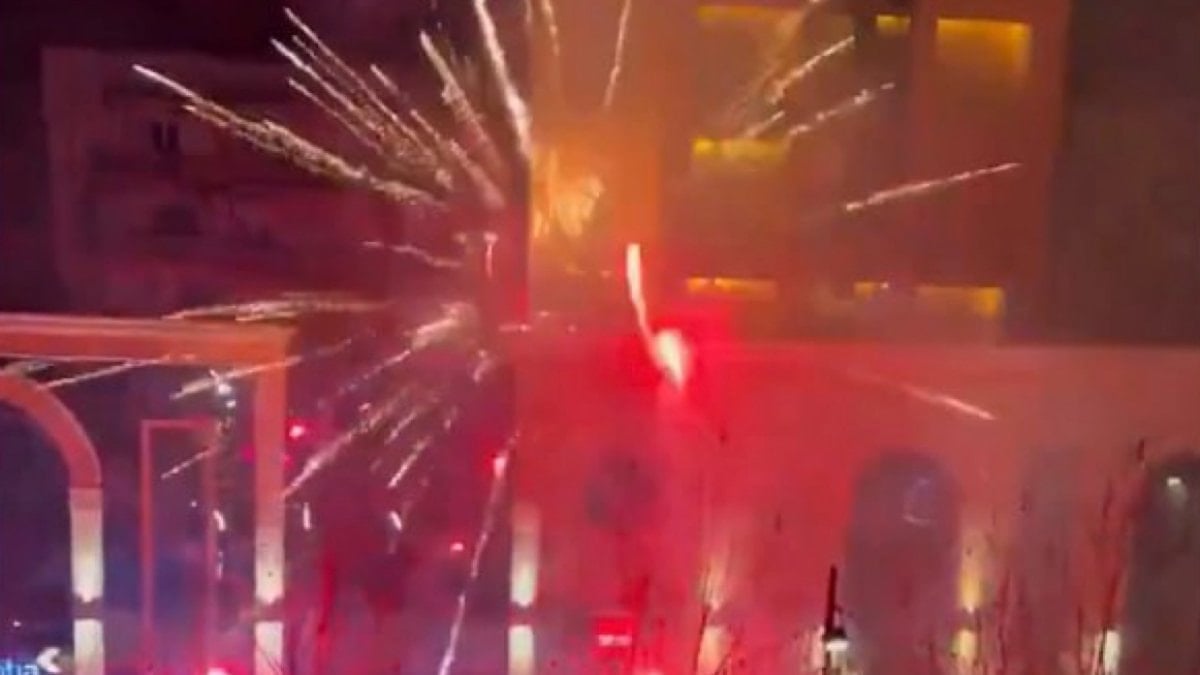 Kosova'da A Milli Futbol Takımı'nın kaldığı otelin yakınında havai fişek atan 2 kişi gözaltına alındı