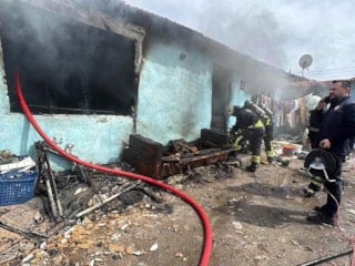 Tekirdağ'da ev yangınını izlerken köpek saldırdı