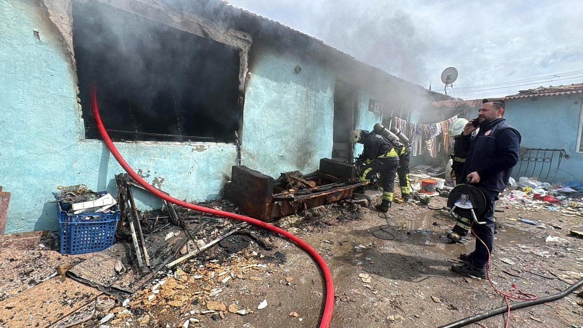 Tekirdağ'da ev yangınını izlerken köpek saldırdı