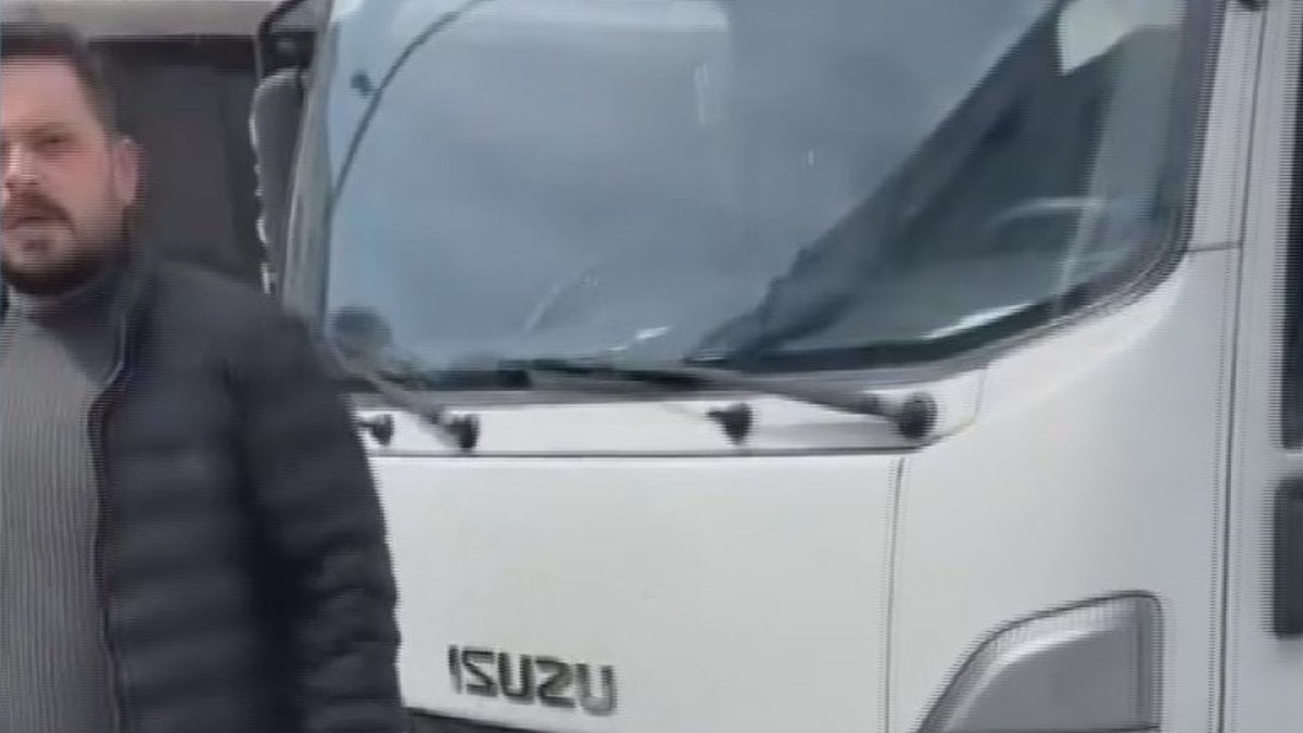 İstanbul'da iki kamyonet şoförünün trafik kavgası kamerada