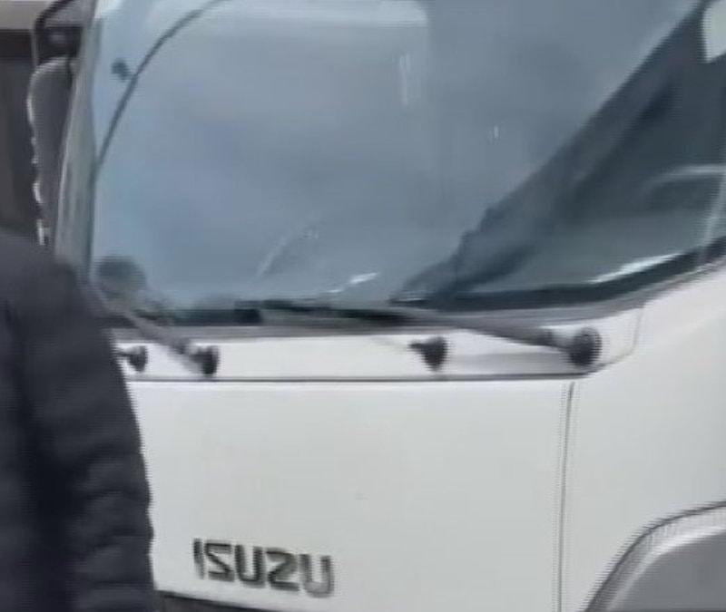 İstanbul'da iki kamyonet şoförünün trafik kavgası kamerada