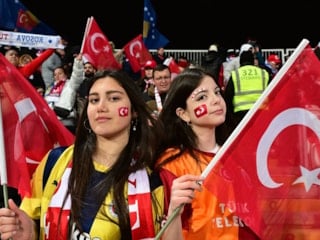 Türk taraftarlar millileri yalnız bırakmadı