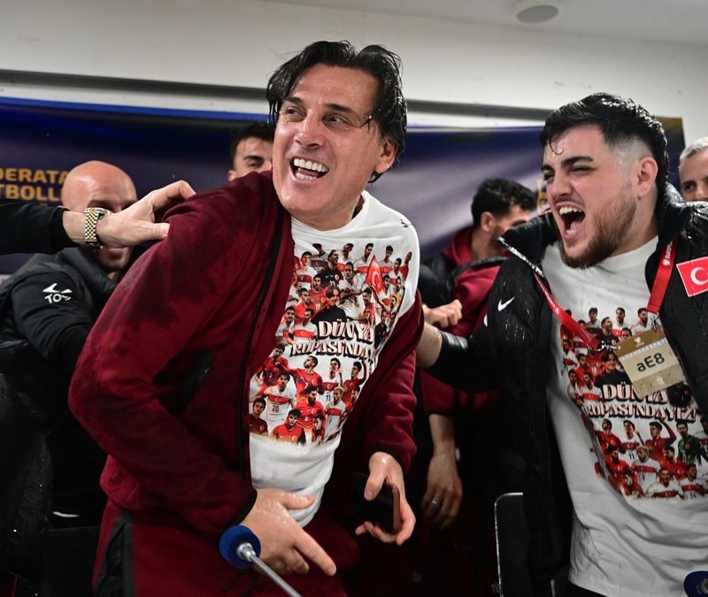 Milli futbolcuların coşkusu! Basın toplantısını bastılar