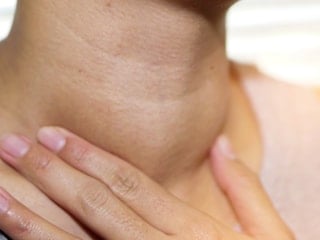 Boyundaki minik et benleri sadece estetik bir detay değil