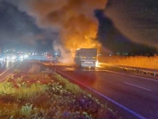 Bursa'da buğday yüklü tır alev alev yandı