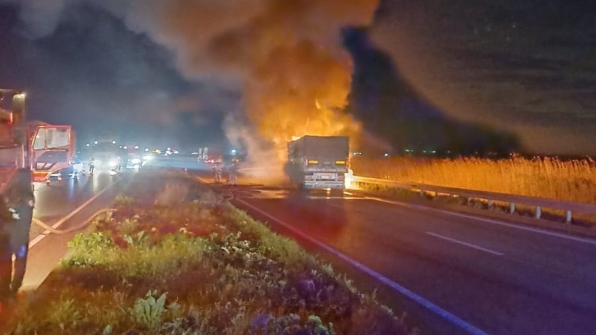 Bursa'da buğday yüklü tır alev alev yandı
