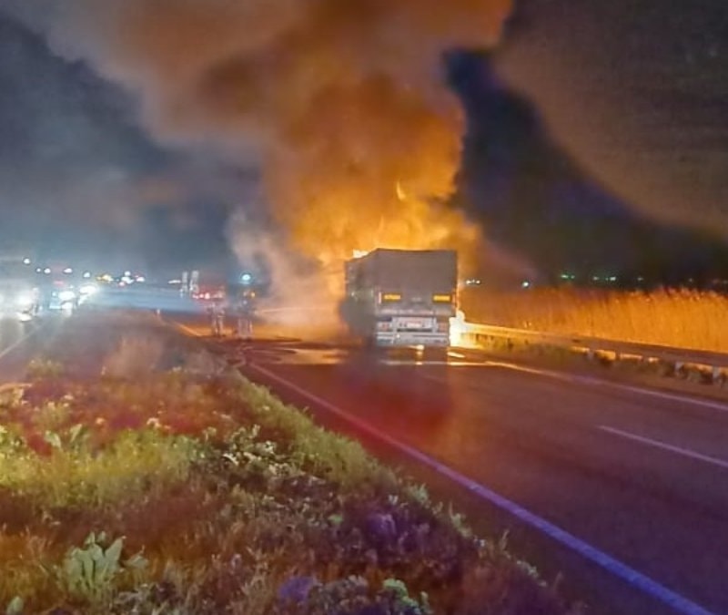 Bursa'da buğday yüklü tır alev alev yandı