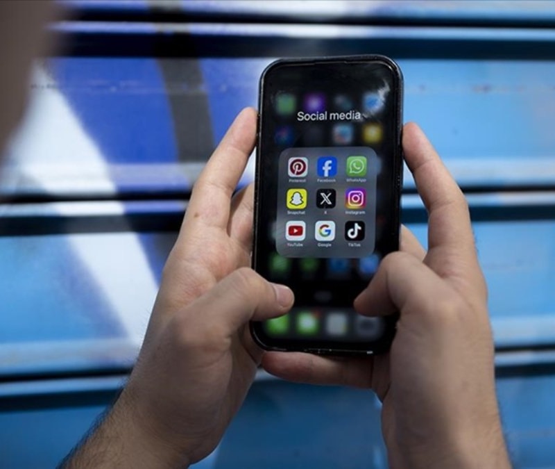 Fransa'da 15 yaş altına kısmi sosyal medya yasağı kabul edildi