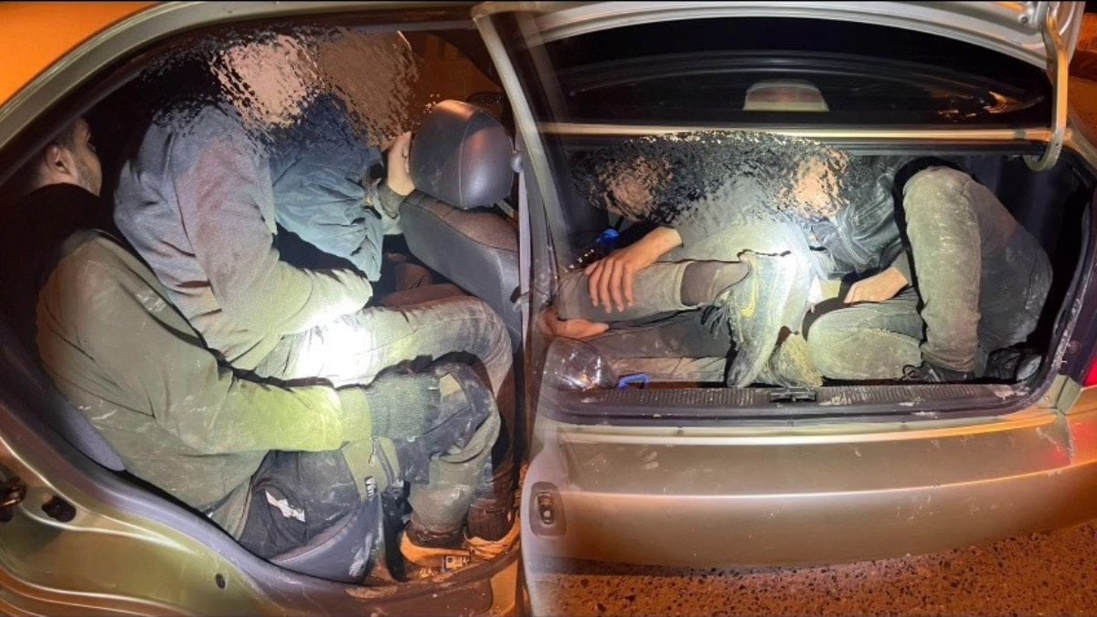 Hatay'da 4 araçtan kaçak göçmen çıktı