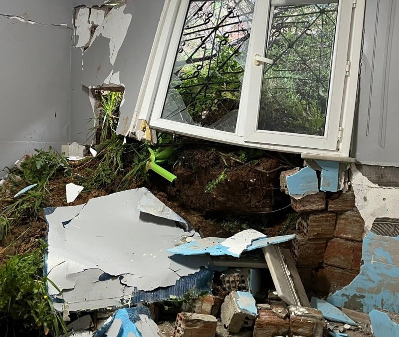 Maltepe'de toprak kaymasında ev kullanılamaz hale geldi