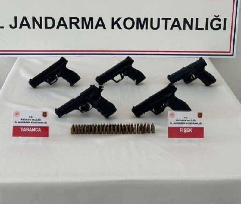 Antalya’da yol kontrolünde kaçak silah operasyonu