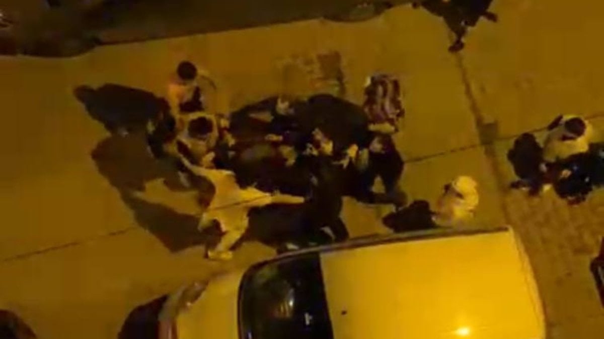 İstanbul'da iki grup arasında çıkan kavgadan kurtulmak için minibüsün üzerine çıktı