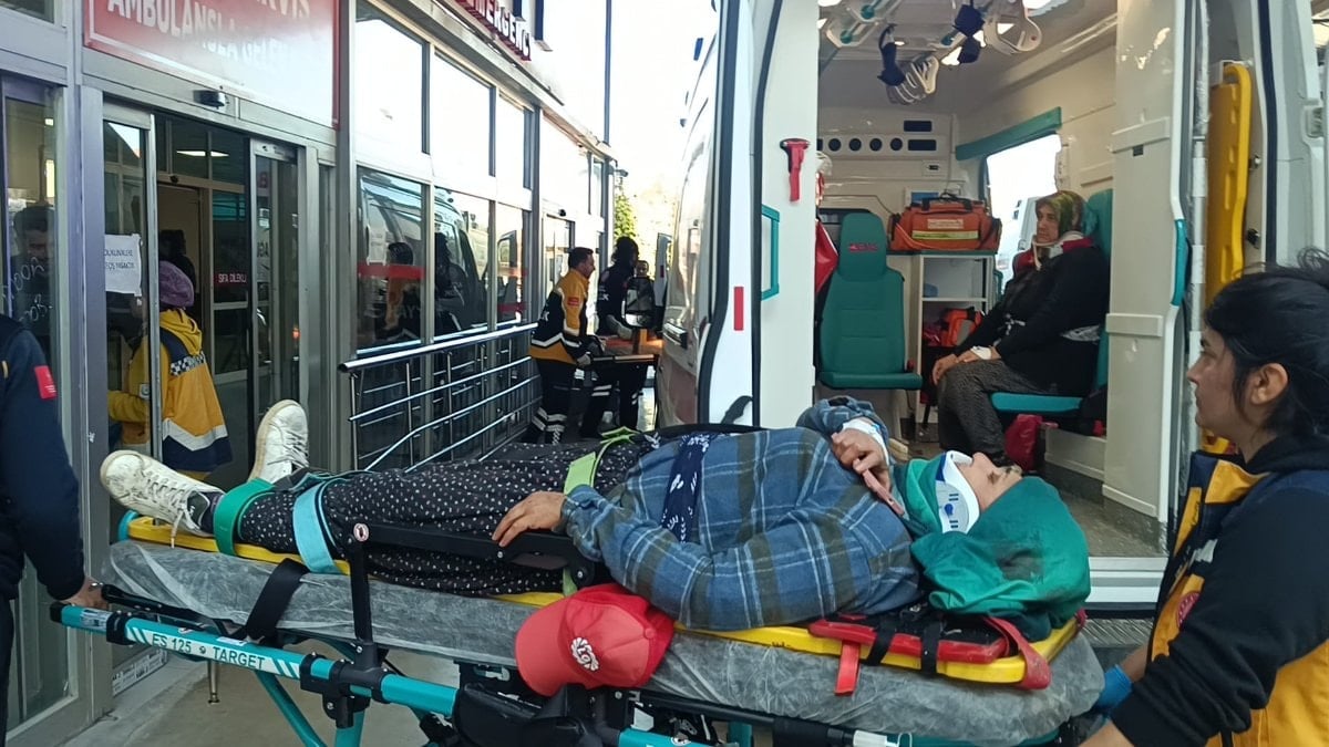 Adana'da tarım işçilerini taşıyan minibüs kaza yaptı