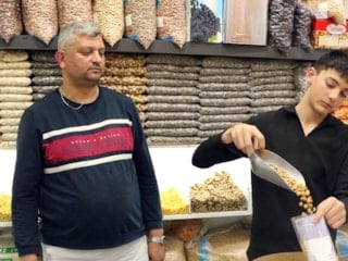 Afyonkarahisar'da çırak bulamadığı için çocuklarına meslek öğretiyor