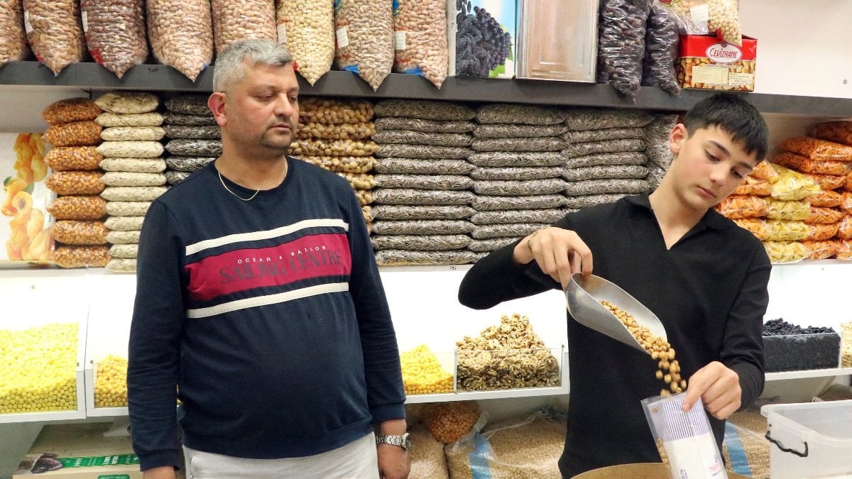 Afyonkarahisar'da çırak bulamadığı için çocuklarına meslek öğretiyor