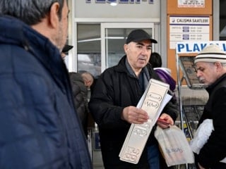 Trafikte yeni döneme girildi: Plaka basım atölyeleri önünde kuyruklar oluştu