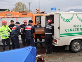 Aydın'da trafik kazasında devrilen elektrik direğinin altında kalarak can verdi