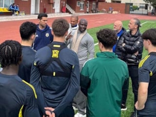 Stephen Appiah, sarı-lacivertlilerin futbol akademisini ziyaret etti