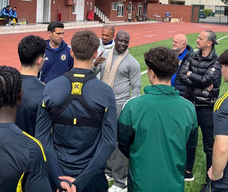 Stephen Appiah, sarı-lacivertlilerin futbol akademisini ziyaret etti
