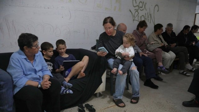 Tel Aviv'de gün boyu sirenler çaldı: İsrailliler sığınaklardan çıkamadı