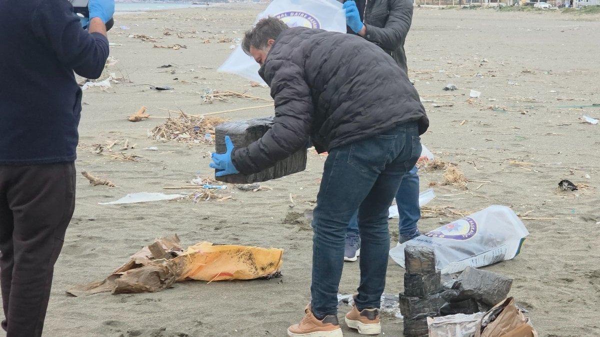Hatay'da kıyıya sürüklenen çuvaldan uyuşturucu çıktı